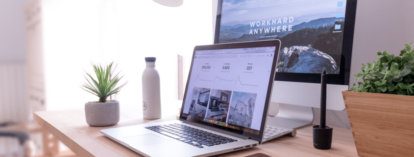 Escritorio con ordenador — precios de diseño web / Desk with computer — web design pricing